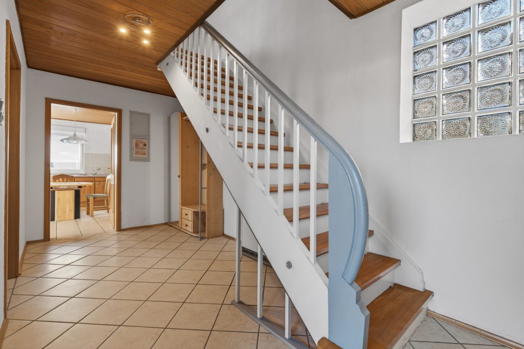 HUST Immobilien GmbH & Co. KG - Immobilienangebot - Neuburg am Rhein - Alle - Sanierungsjuwel für Familien: Viel Platz, viel Grün, viele Möglichkeiten in Neuburg am Rhein