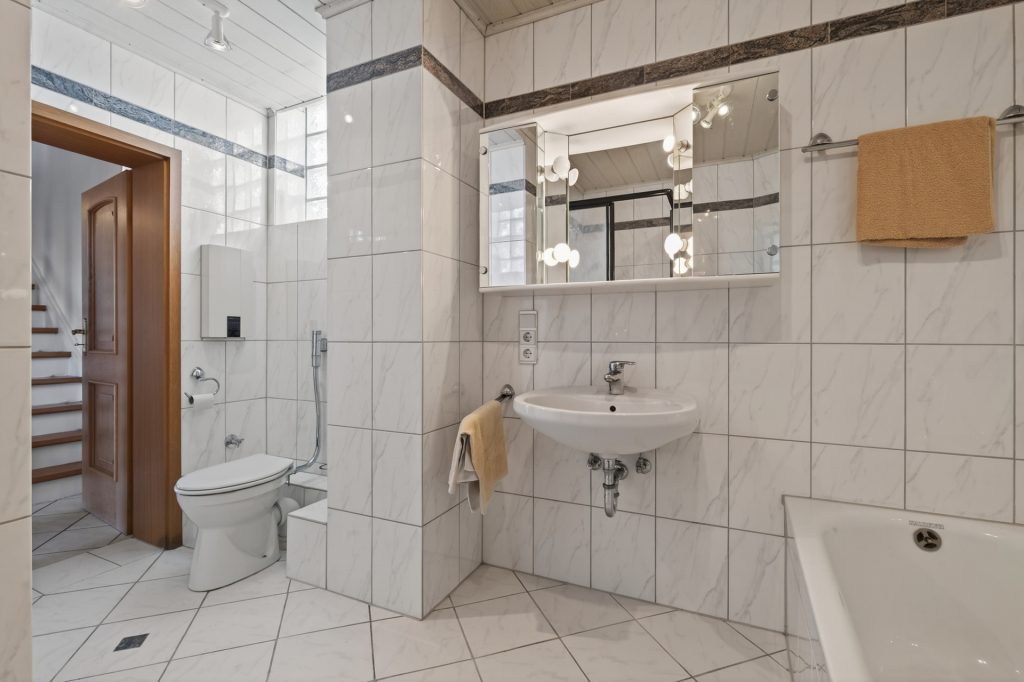 HUST Immobilien GmbH & Co. KG - Immobilienangebot - Neuburg am Rhein - Alle - Sanierungsjuwel für Familien: Viel Platz, viel Grün, viele Möglichkeiten in Neuburg am Rhein