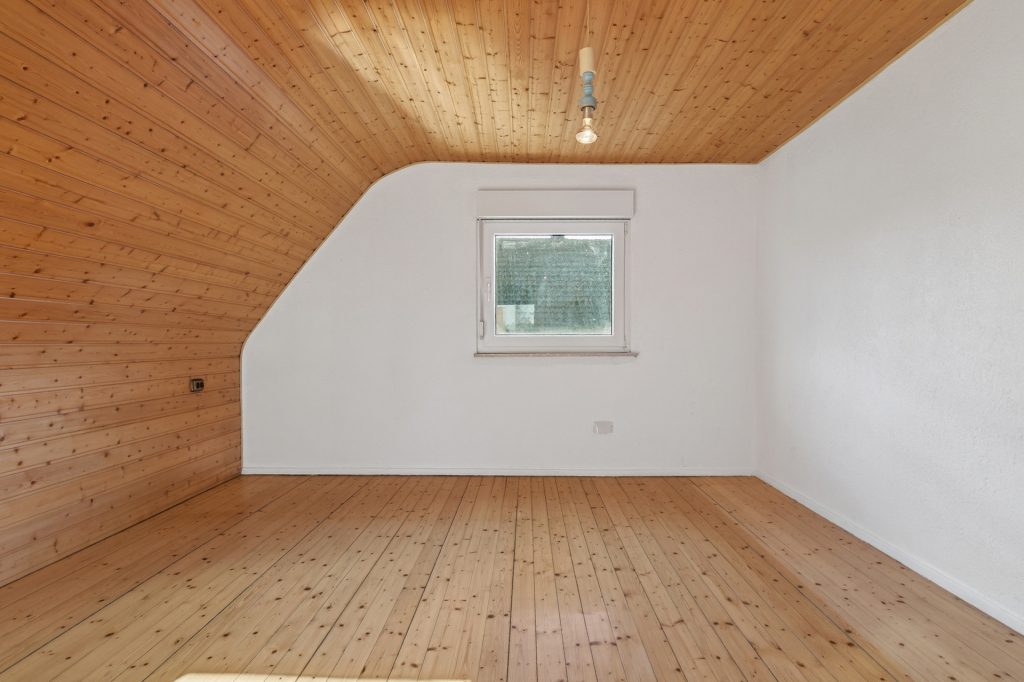 HUST Immobilien GmbH & Co. KG - Immobilienangebot - Neuburg am Rhein - Alle - Sanierungsjuwel für Familien: Viel Platz, viel Grün, viele Möglichkeiten in Neuburg am Rhein