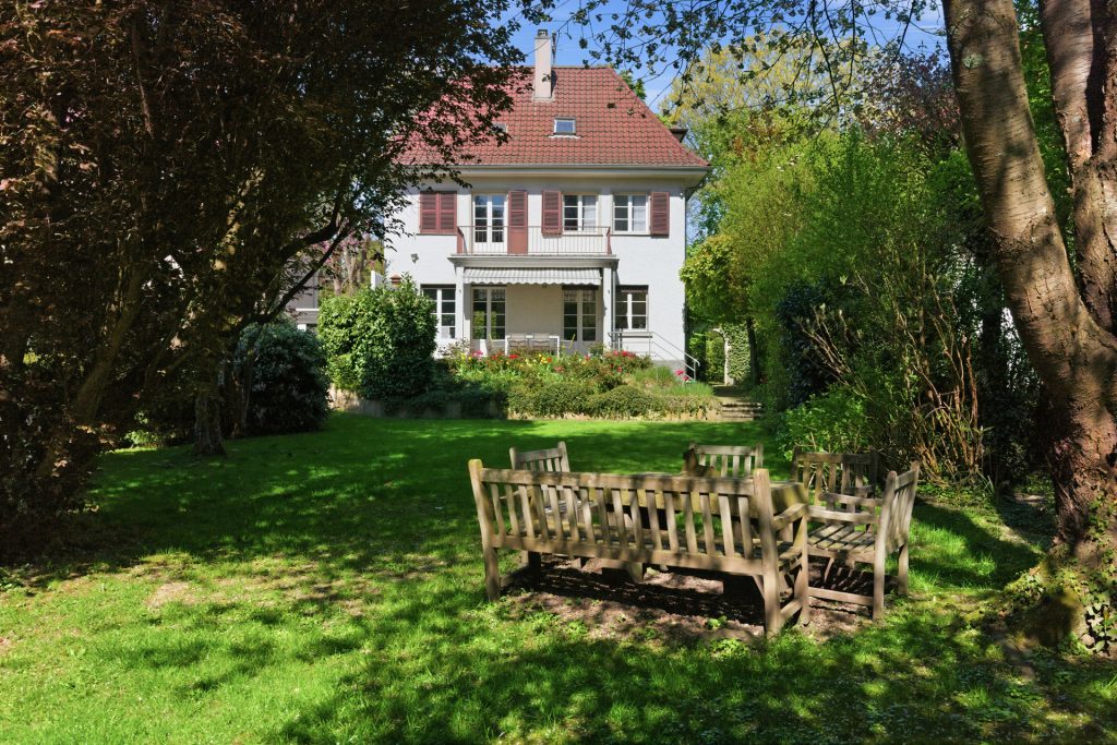 HUST Immobilien GmbH & Co. KG - Immobilienangebot - Karlsruhe / Rüppurr - Alle - Charmantes Altbau-Familienhaus mit weitläufigem Traumgarten – Wohnen mit Geschichte & Raum