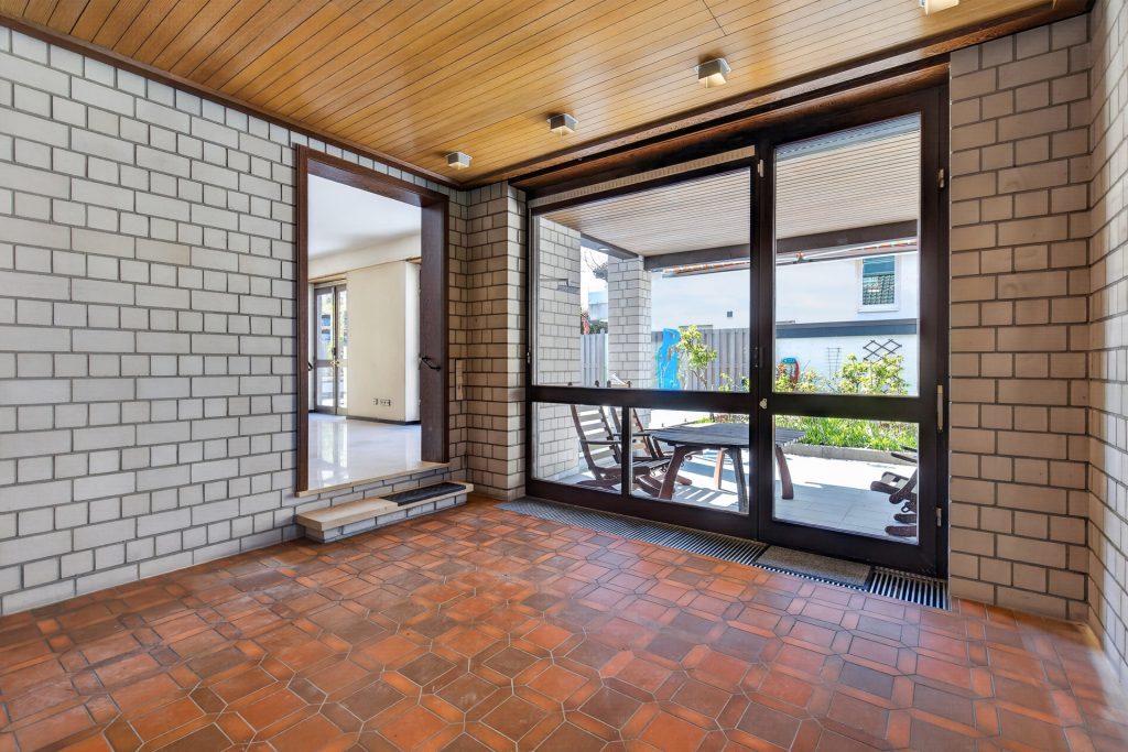 HUST Immobilien GmbH & Co. KG - Immobilienangebot - Waldbronn / Etzenrot - Alle - RESERVIERT! Einfamilienhaus mit Einliegerwohnung, Doppelgarage und Außenpool in Waldbronn - Etzenrot