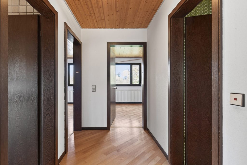 HUST Immobilien GmbH & Co. KG - Immobilienangebot - Waldbronn / Etzenrot - Alle - RESERVIERT! Einfamilienhaus mit Einliegerwohnung, Doppelgarage und Außenpool in Waldbronn - Etzenrot