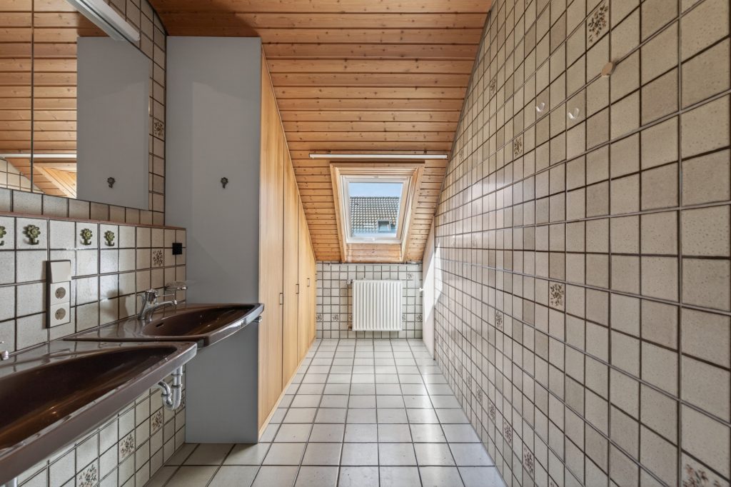 HUST Immobilien GmbH & Co. KG - Immobilienangebot - Waldbronn / Etzenrot - Alle - RESERVIERT! Einfamilienhaus mit Einliegerwohnung, Doppelgarage und Außenpool in Waldbronn - Etzenrot