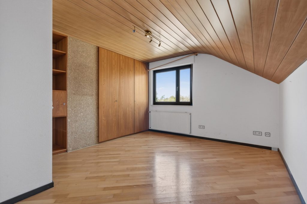 HUST Immobilien GmbH & Co. KG - Immobilienangebot - Waldbronn / Etzenrot - Alle - RESERVIERT! Einfamilienhaus mit Einliegerwohnung, Doppelgarage und Außenpool in Waldbronn - Etzenrot