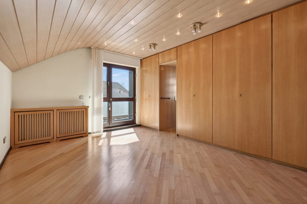 HUST Immobilien GmbH & Co. KG - Immobilienangebot - Waldbronn / Etzenrot - Alle - RESERVIERT! Einfamilienhaus mit Einliegerwohnung, Doppelgarage und Außenpool in Waldbronn - Etzenrot