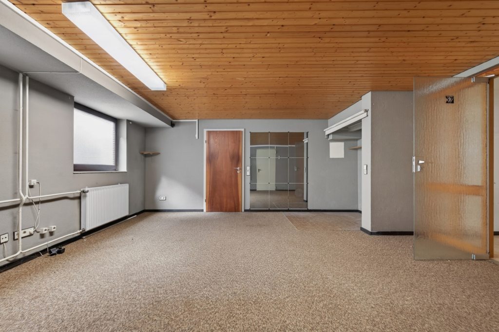 HUST Immobilien GmbH & Co. KG - Immobilienangebot - Waldbronn / Etzenrot - Alle - RESERVIERT! Einfamilienhaus mit Einliegerwohnung, Doppelgarage und Außenpool in Waldbronn - Etzenrot