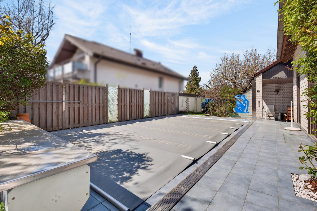 HUST Immobilien GmbH & Co. KG - Immobilienangebot - Waldbronn / Etzenrot - Alle - RESERVIERT! Einfamilienhaus mit Einliegerwohnung, Doppelgarage und Außenpool in Waldbronn - Etzenrot