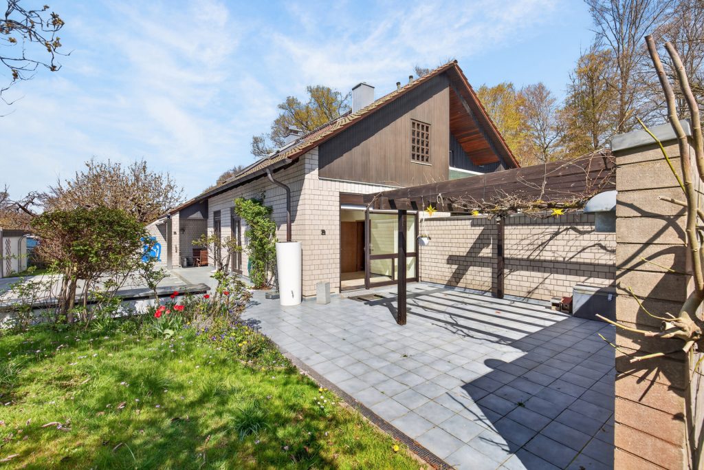 HUST Immobilien GmbH & Co. KG - Immobilienangebot - Waldbronn / Etzenrot - Alle - RESERVIERT! Einfamilienhaus mit Einliegerwohnung, Doppelgarage und Außenpool in Waldbronn - Etzenrot