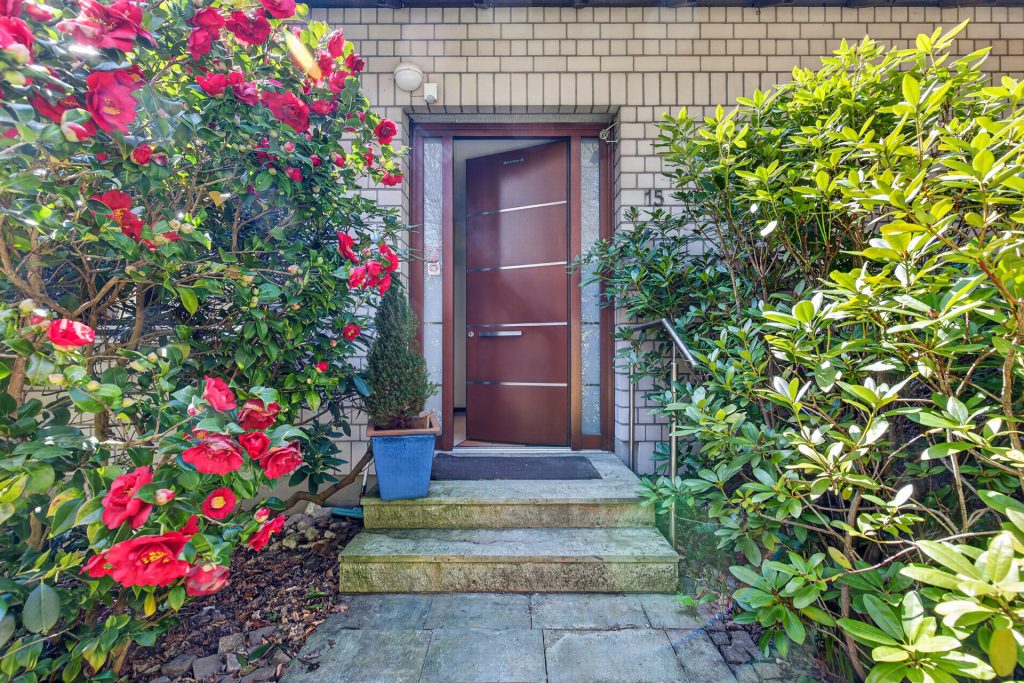 HUST Immobilien GmbH & Co. KG - Immobilienangebot - Waldbronn / Etzenrot - Alle - RESERVIERT! Einfamilienhaus mit Einliegerwohnung, Doppelgarage und Außenpool in Waldbronn - Etzenrot