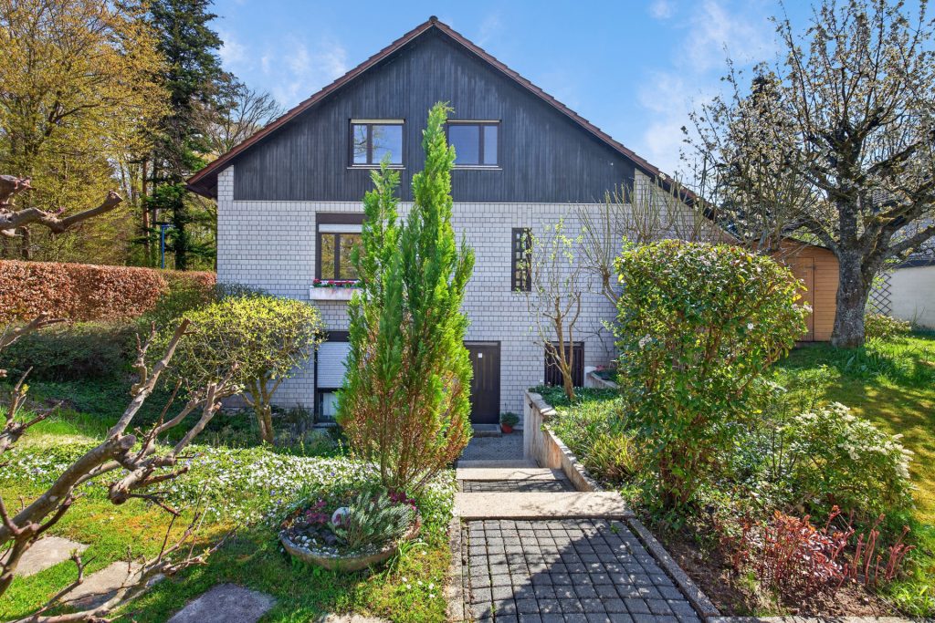 HUST Immobilien GmbH & Co. KG - Immobilienangebot - Waldbronn / Etzenrot - Alle - RESERVIERT! Einfamilienhaus mit Einliegerwohnung, Doppelgarage und Außenpool in Waldbronn - Etzenrot
