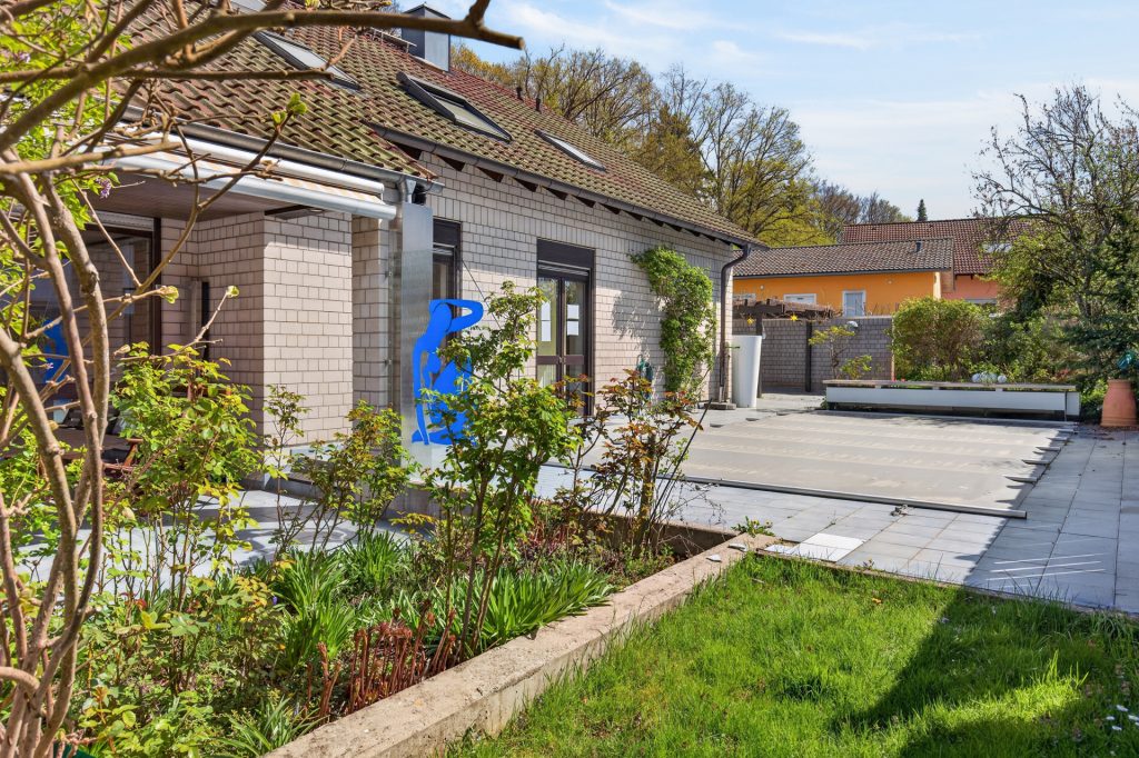 HUST Immobilien GmbH & Co. KG - Immobilienangebot - Waldbronn / Etzenrot - Alle - RESERVIERT! Einfamilienhaus mit Einliegerwohnung, Doppelgarage und Außenpool in Waldbronn - Etzenrot