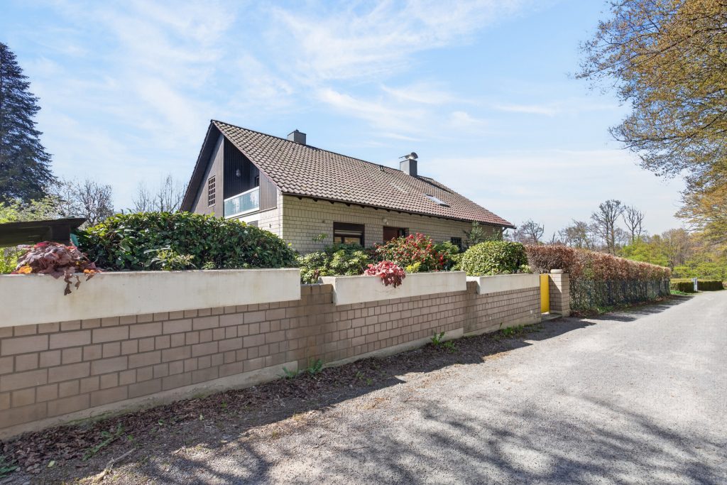 HUST Immobilien GmbH & Co. KG - Immobilienangebot - Waldbronn / Etzenrot - Alle - RESERVIERT! Einfamilienhaus mit Einliegerwohnung, Doppelgarage und Außenpool in Waldbronn - Etzenrot