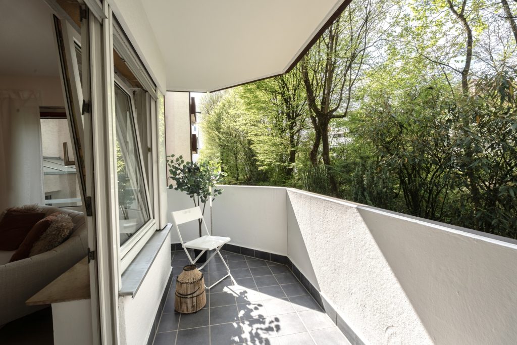 HUST Immobilien GmbH & Co. KG - Immobilienangebot - Schorndorf - Alle - Provisionsfrei! Renovierte 2-Zimmer-Wohnung mit Balkon, TG-Stellplatz & Kellerabteil