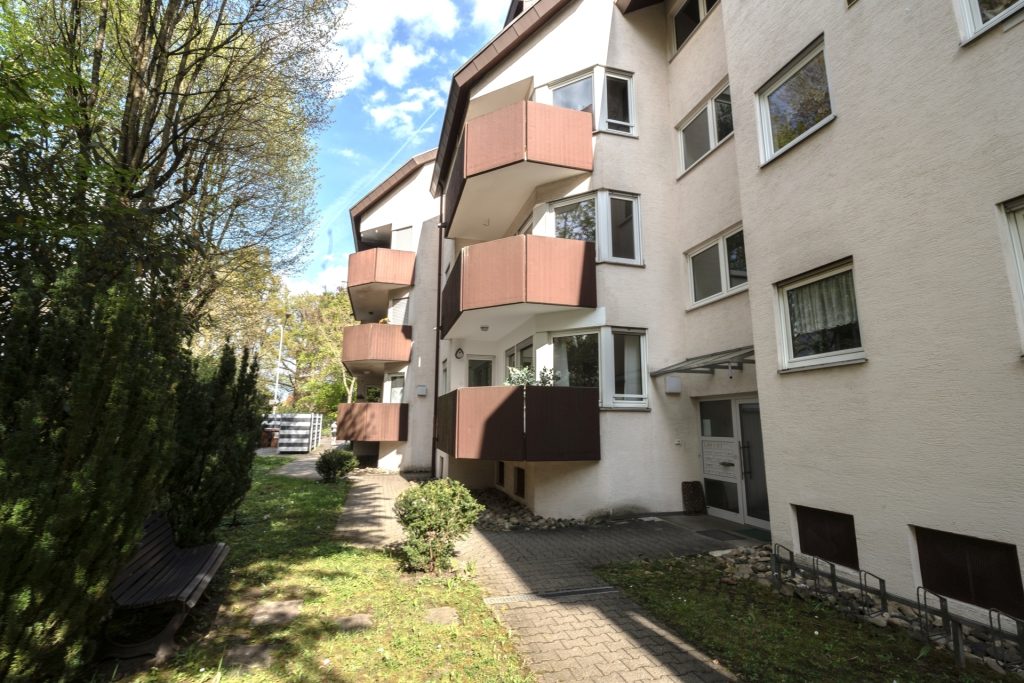 HUST Immobilien GmbH & Co. KG - Immobilienangebot - Schorndorf - Alle - Provisionsfrei! Renovierte 2-Zimmer-Wohnung mit Balkon, TG-Stellplatz & Kellerabteil
