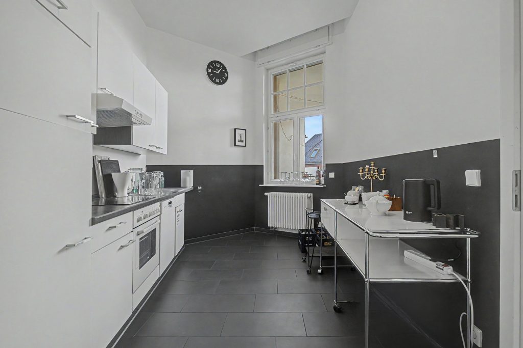 HUST Immobilien GmbH & Co. KG - Immobilienangebot - Karlsruhe / Weststadt - Alle - Außergewöhnliche Altbauwohnung mit mehr als 280 m² in der Karlsruher Weststadt