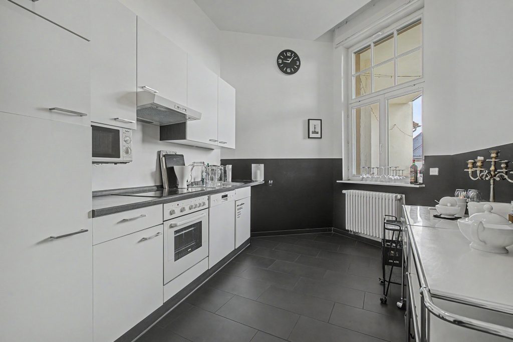 HUST Immobilien GmbH & Co. KG - Immobilienangebot - Karlsruhe / Weststadt - Alle - Außergewöhnliche Altbauwohnung mit mehr als 280 m² in der Karlsruher Weststadt