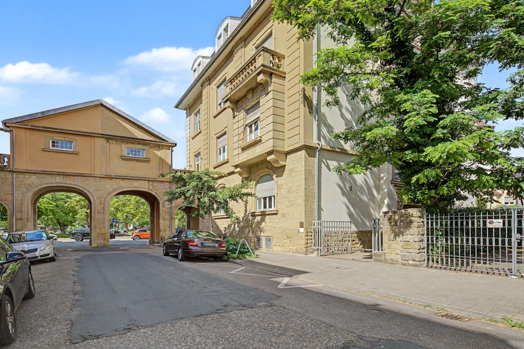 HUST Immobilien GmbH & Co. KG - Immobilienangebot - Karlsruhe / Weststadt - Alle - Außergewöhnliche Altbauwohnung mit mehr als 280 m² in der Karlsruher Weststadt