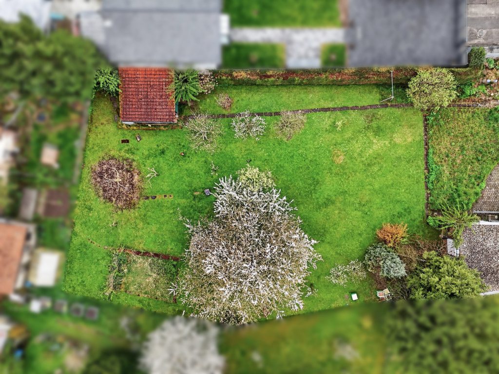 HUST Immobilien GmbH & Co. KG - Immobilienangebot - Keltern - Alle - Zweifamilienhaus mit großem Baugrundstück in ruhiger Wohnlage von Keltern / Ellmendingen