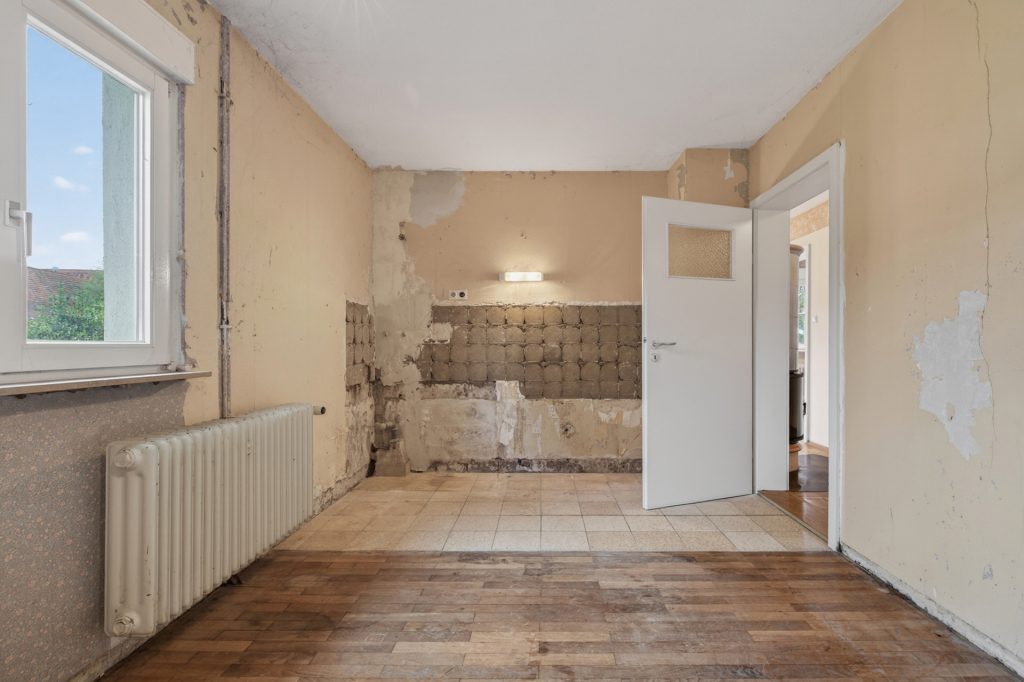 HUST Immobilien GmbH & Co. KG - Immobilienangebot - Keltern - Alle - Zweifamilienhaus mit großem Baugrundstück in ruhiger Wohnlage von Keltern / Ellmendingen