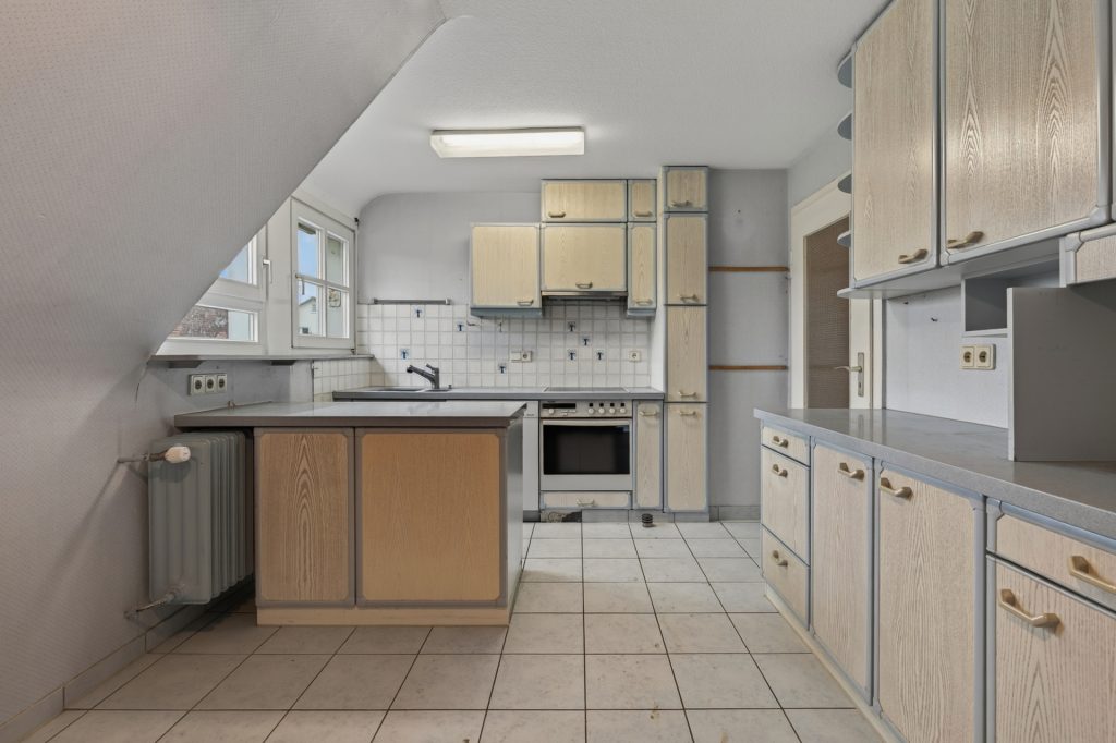 HUST Immobilien GmbH & Co. KG - Immobilienangebot - Keltern - Alle - Zweifamilienhaus mit großem Baugrundstück in ruhiger Wohnlage von Keltern / Ellmendingen