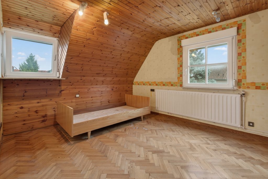 HUST Immobilien GmbH & Co. KG - Immobilienangebot - Keltern - Alle - Zweifamilienhaus mit großem Baugrundstück in ruhiger Wohnlage von Keltern / Ellmendingen