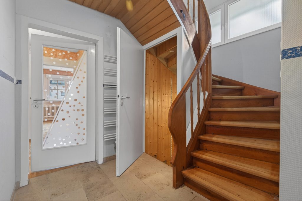 HUST Immobilien GmbH & Co. KG - Immobilienangebot - Keltern - Alle - Zweifamilienhaus mit großem Baugrundstück in ruhiger Wohnlage von Keltern / Ellmendingen