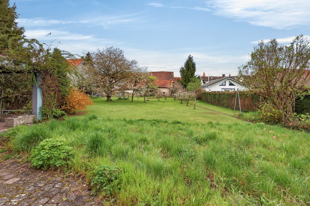 HUST Immobilien GmbH & Co. KG - Immobilienangebot - Keltern - Alle - Zweifamilienhaus mit großem Baugrundstück in ruhiger Wohnlage von Keltern / Ellmendingen