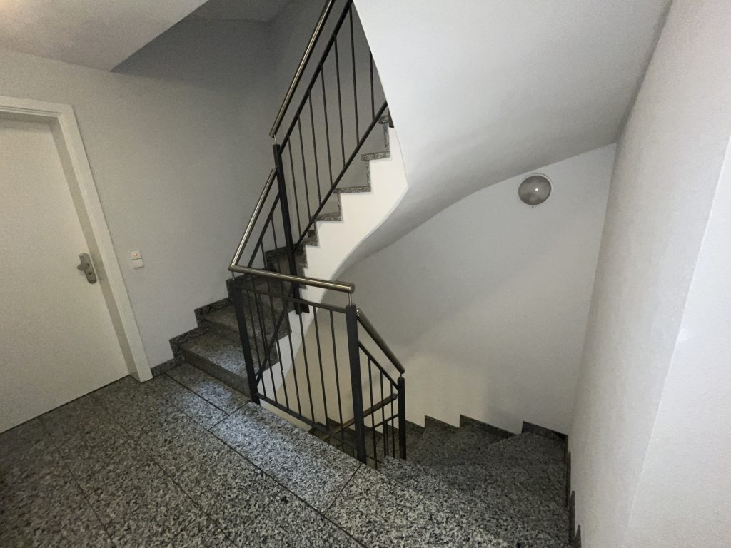 HUST Immobilien GmbH & Co. KG - Immobilienangebot - Karlsruhe / Innenstadt - Alle - Moderne 3-Zimmer-Wohnung mit Wintergarten und Tiefgaragenstellplatz nähe Ludwigsplatz – frei ab 01.08.2026