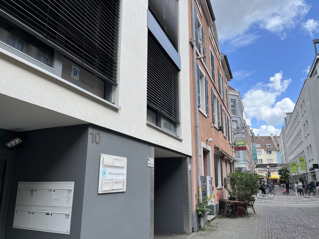 HUST Immobilien GmbH & Co. KG - Immobilienangebot - Karlsruhe / Innenstadt - Alle - Moderne 3-Zimmer-Wohnung mit Wintergarten und Tiefgaragenstellplatz nähe Ludwigsplatz – frei ab 01.08.2026