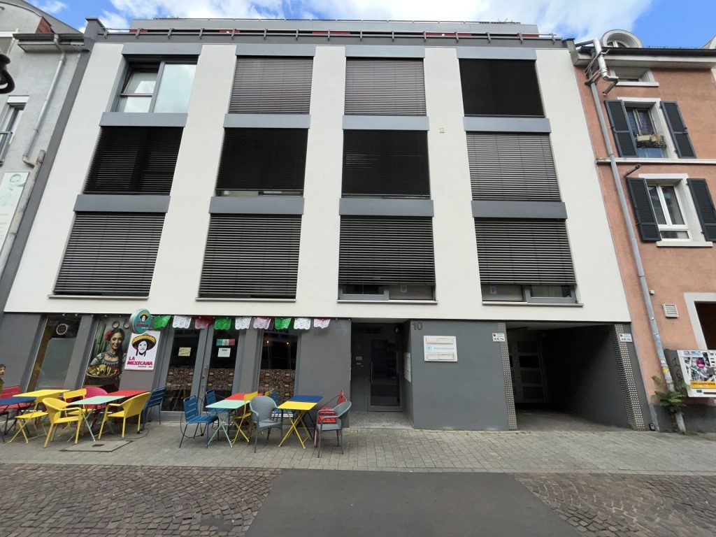 HUST Immobilien GmbH & Co. KG - Immobilienangebot - Karlsruhe / Innenstadt - Alle - Moderne 3-Zimmer-Wohnung mit Wintergarten und Tiefgaragenstellplatz nähe Ludwigsplatz – frei ab 01.08.2026