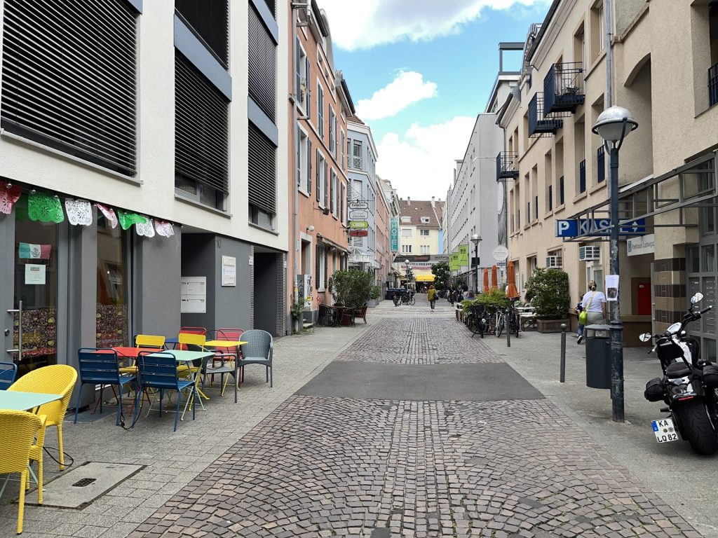 HUST Immobilien GmbH & Co. KG - Immobilienangebot - Karlsruhe / Innenstadt - Alle - Moderne 3-Zimmer-Wohnung mit Wintergarten und Tiefgaragenstellplatz nähe Ludwigsplatz – frei ab 01.08.2026