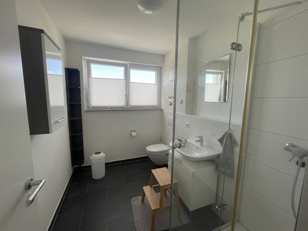 HUST Immobilien GmbH & Co. KG - Immobilienangebot - Karlsruhe / Neureut - Alle - Exklusive 4-Zimmer-Wohnung mit 144 m² Wohnfläche und Dachterrasse in familienfreundlicher Lage