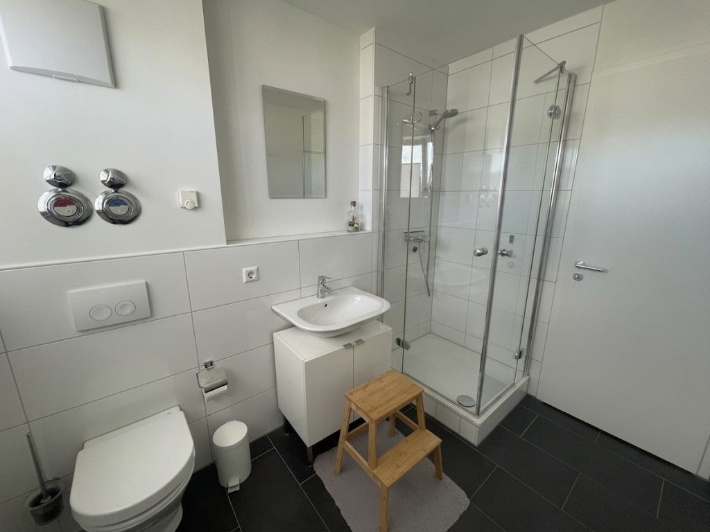 HUST Immobilien GmbH & Co. KG - Immobilienangebot - Karlsruhe / Neureut - Alle - Exklusive 4-Zimmer-Wohnung mit 144 m² Wohnfläche und Dachterrasse in familienfreundlicher Lage