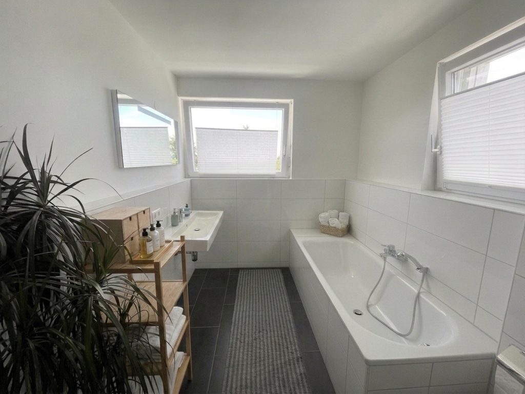HUST Immobilien GmbH & Co. KG - Immobilienangebot - Karlsruhe / Neureut - Alle - Exklusive 4-Zimmer-Wohnung mit 144 m² Wohnfläche und Dachterrasse in familienfreundlicher Lage
