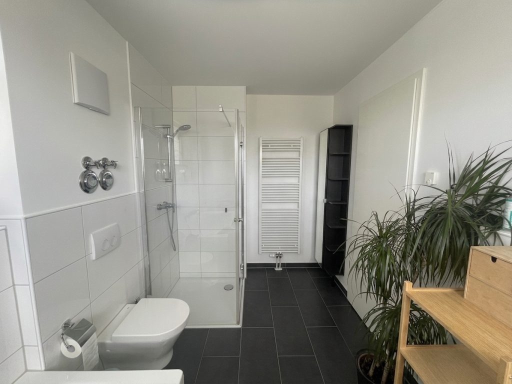 HUST Immobilien GmbH & Co. KG - Immobilienangebot - Karlsruhe / Neureut - Alle - Exklusive 4-Zimmer-Wohnung mit 144 m² Wohnfläche und Dachterrasse in familienfreundlicher Lage
