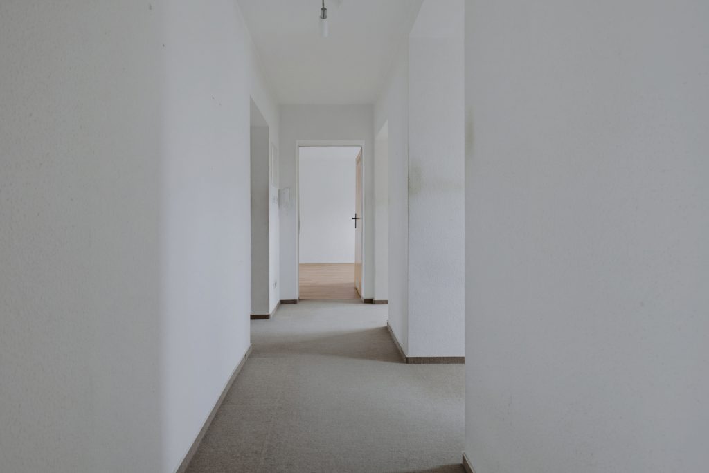 HUST Immobilien GmbH & Co. KG - Immobilienangebot - Karlsruhe / Durlach - Alle - Ab sofort frei! Sanierungsbedürftige 3-Zimmer-Wohnung mit 2 Loggien im 2. OG in Durlach!
