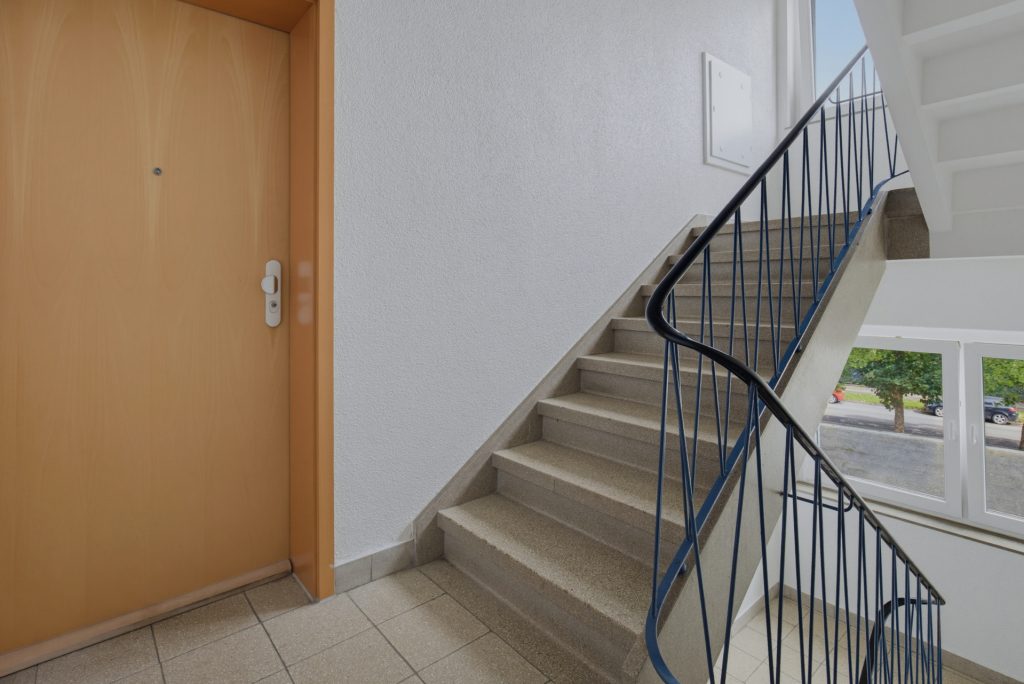 HUST Immobilien GmbH & Co. KG - Immobilienangebot - Karlsruhe / Durlach - Alle - Ab sofort frei! Sanierungsbedürftige 3-Zimmer-Wohnung mit 2 Loggien im 2. OG in Durlach!