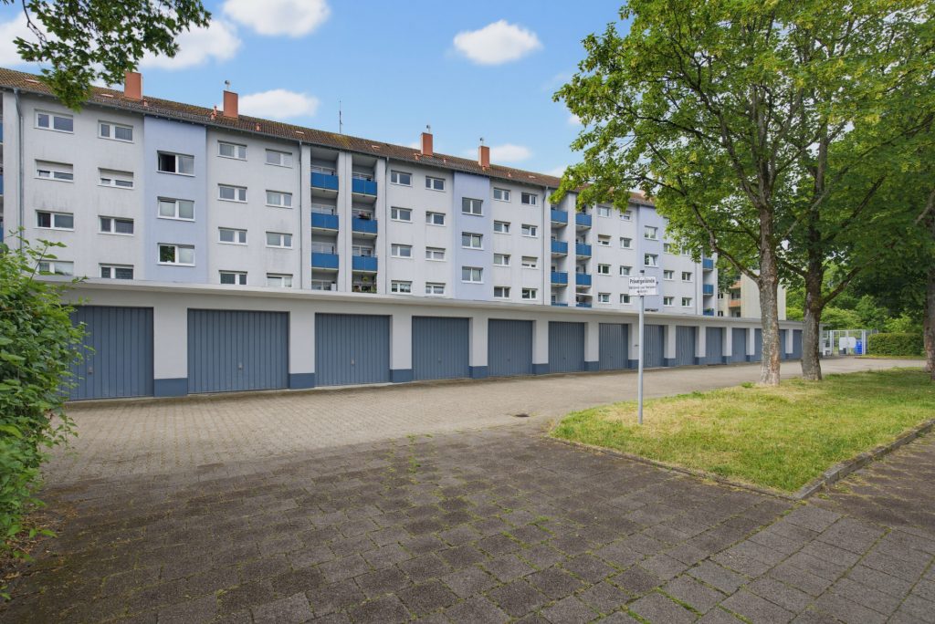 HUST Immobilien GmbH & Co. KG - Immobilienangebot - Karlsruhe / Durlach - Alle - Ab sofort frei! Sanierungsbedürftige 3-Zimmer-Wohnung mit 2 Loggien im 2. OG in Durlach!