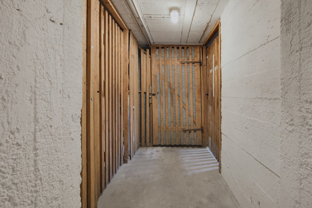 HUST Immobilien GmbH & Co. KG - Immobilienangebot - Karlsruhe / Durlach - Alle - Ab sofort frei! Sanierungsbedürftige 3-Zimmer-Wohnung mit 2 Loggien im 2. OG in Durlach!