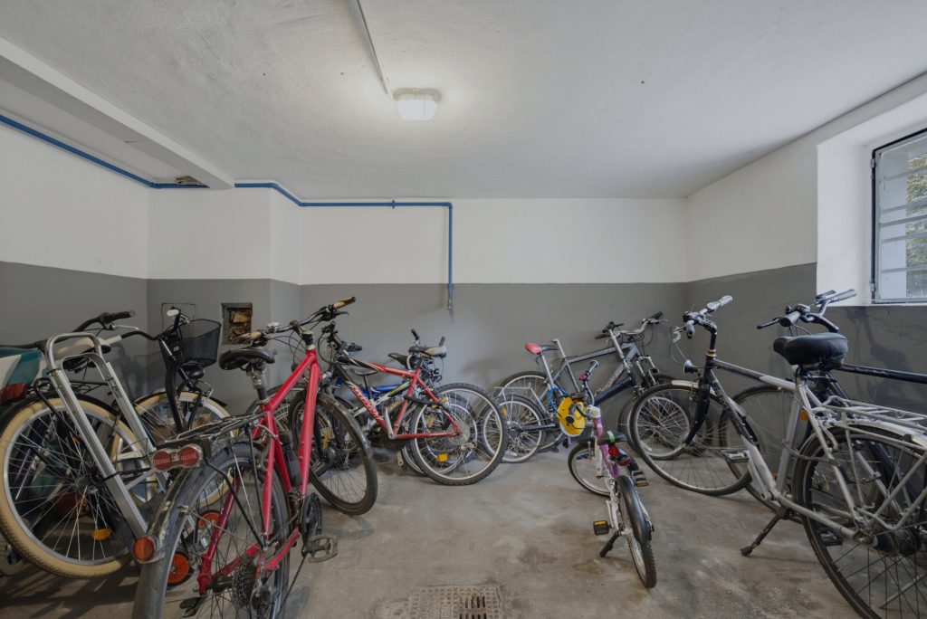 HUST Immobilien GmbH & Co. KG - Immobilienangebot - Karlsruhe / Durlach - Alle - Ab sofort frei! Sanierungsbedürftige 3-Zimmer-Wohnung mit 2 Loggien im 2. OG in Durlach!