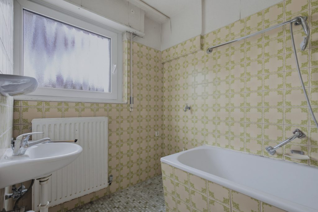 HUST Immobilien GmbH & Co. KG - Immobilienangebot - Karlsruhe / Durlach - Alle - Ab sofort frei! Sanierungsbedürftige 3-Zimmer-Wohnung mit 2 Loggien im 2. OG in Durlach!