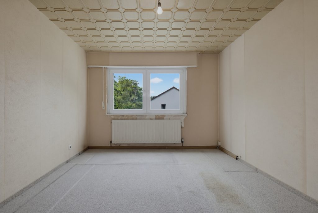 HUST Immobilien GmbH & Co. KG - Immobilienangebot - Karlsruhe / Durlach - Alle - Ab sofort frei! Sanierungsbedürftige 3-Zimmer-Wohnung mit 2 Loggien im 2. OG in Durlach!