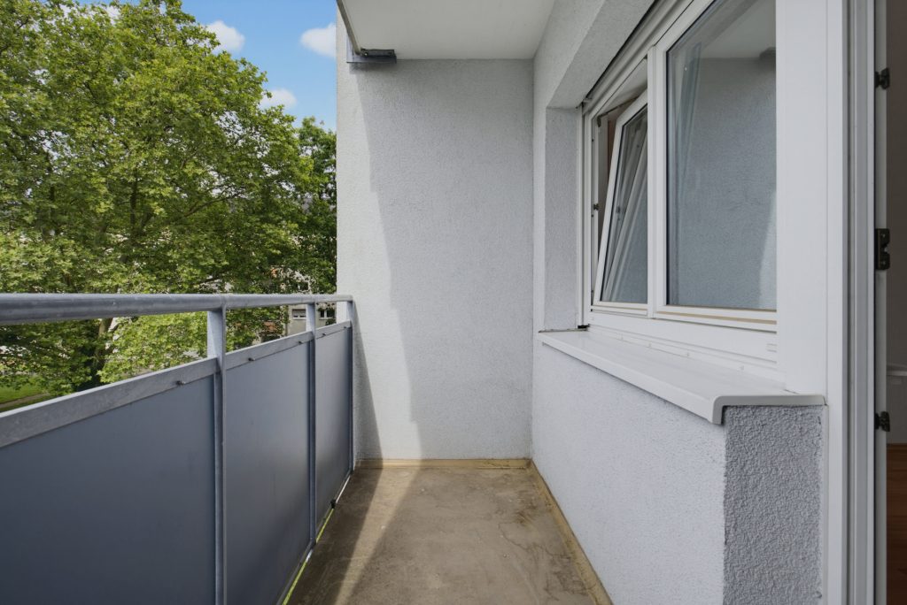 HUST Immobilien GmbH & Co. KG - Immobilienangebot - Karlsruhe / Durlach - Alle - Ab sofort frei! Sanierungsbedürftige 3-Zimmer-Wohnung mit 2 Loggien im 2. OG in Durlach!