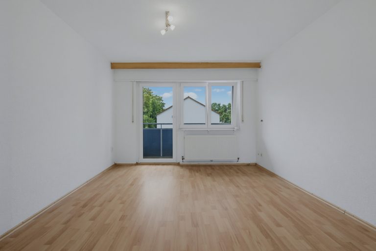 HUST Immobilien GmbH & Co. KG - Immobilienangebot - Karlsruhe / Durlach - Wohnungen - Ab sofort frei! Sanierungsbedürftige 3-Zimmer-Wohnung mit 2 Loggien im 2. OG in Durlach