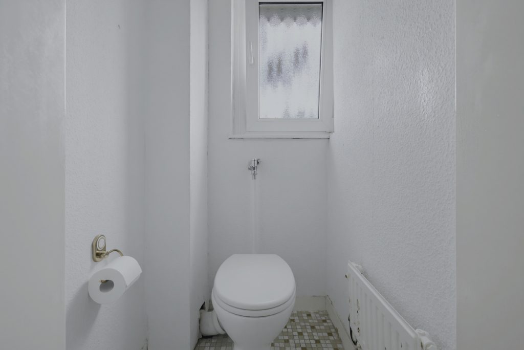 HUST Immobilien GmbH & Co. KG - Immobilienangebot - Karlsruhe / Durlach - Alle - Ab sofort frei! Sanierungsbedürftige 3-Zimmer-Wohnung mit 2 Loggien im 2. OG in Durlach!