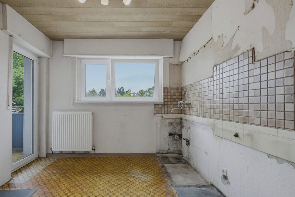 HUST Immobilien GmbH & Co. KG - Immobilienangebot - Karlsruhe / Durlach - Alle - Ab sofort frei! Sanierungsbedürftige 3-Zimmer-Wohnung mit 2 Loggien im 2. OG in Durlach!