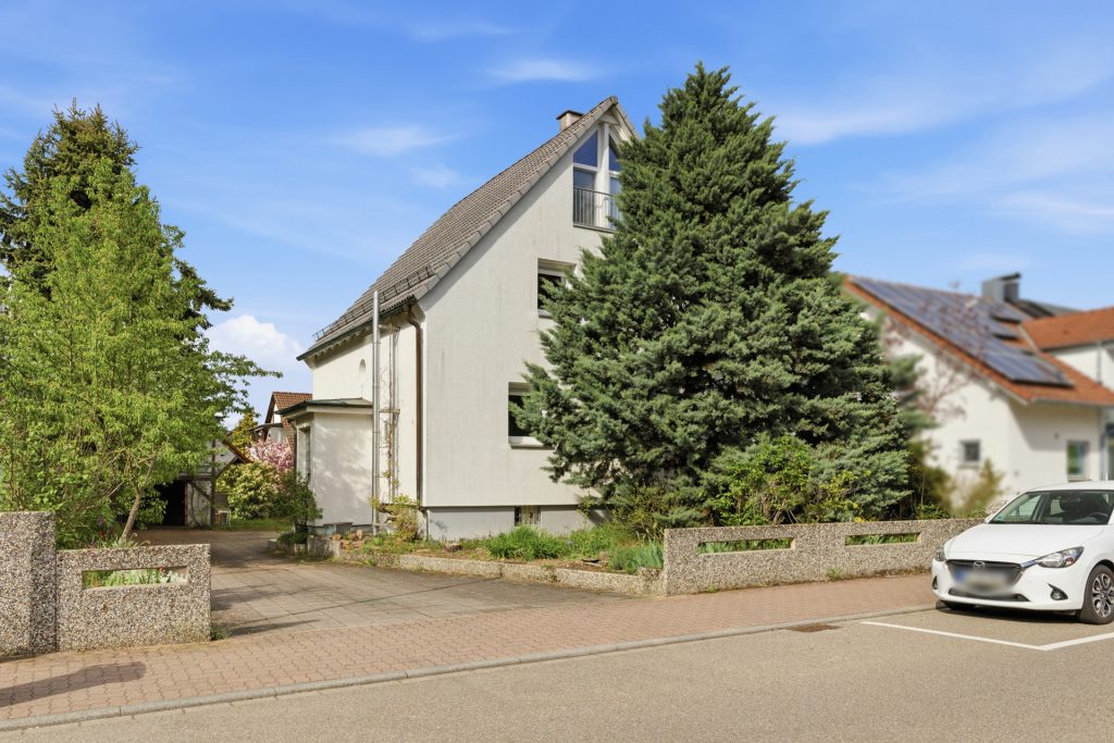HUST Immobilien GmbH & Co. KG - Immobilienangebot - Eggenstein-Leopoldshafen / Eggenstein - Alle - Einfamilienhaus für Individualisten - mit Anbau, großer Dachterrasse, Garage & Carport in Eggenstein