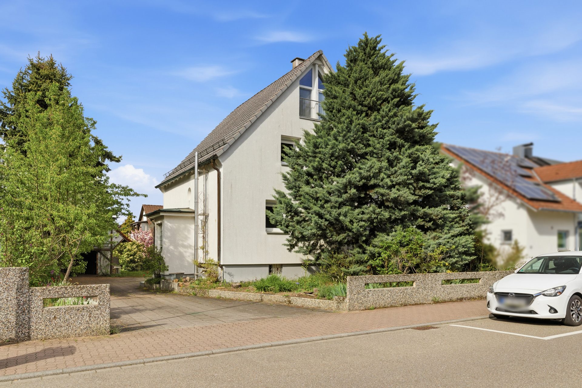 HUST Immobilien GmbH & Co. KG - Immobilienangebot - Eggenstein-Leopoldshafen / Eggenstein - Alle - Einfamilienhaus für Individualisten - mit Anbau, großer Dachterrasse, Garage & Carport in Eggenstein