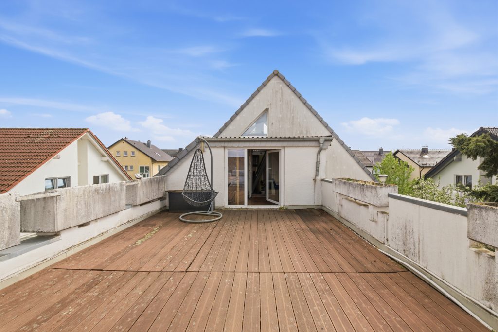 HUST Immobilien GmbH & Co. KG - Immobilienangebot - Eggenstein-Leopoldshafen / Eggenstein - Alle - Einfamilienhaus für Individualisten - mit Anbau, großer Dachterrasse, Garage & Carport in Eggenstein