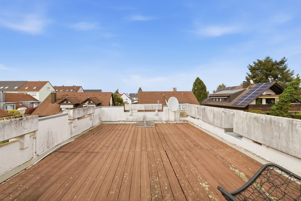 HUST Immobilien GmbH & Co. KG - Immobilienangebot - Eggenstein-Leopoldshafen / Eggenstein - Alle - Einfamilienhaus für Individualisten - mit Anbau, großer Dachterrasse, Garage & Carport in Eggenstein